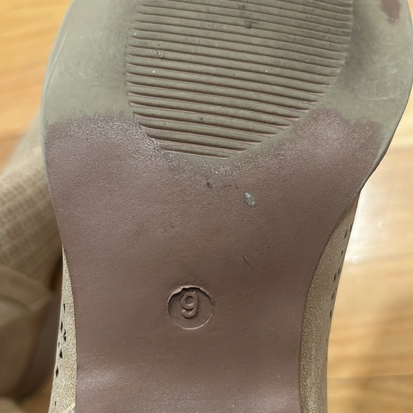 Restricted women’s tan suede heel ankle boots size 9 . - Picture 7 of 11